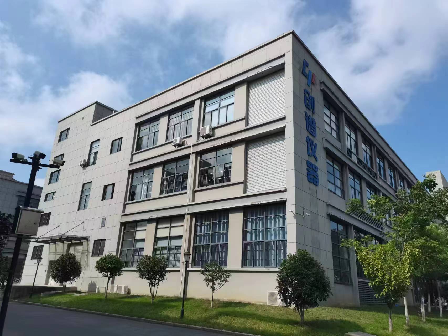 廠房翻新改造-大束科技有限責(zé)任公司車間廠房翻新改造(圖1) e6a3773e82c37df5159d402d56a741a.jpg