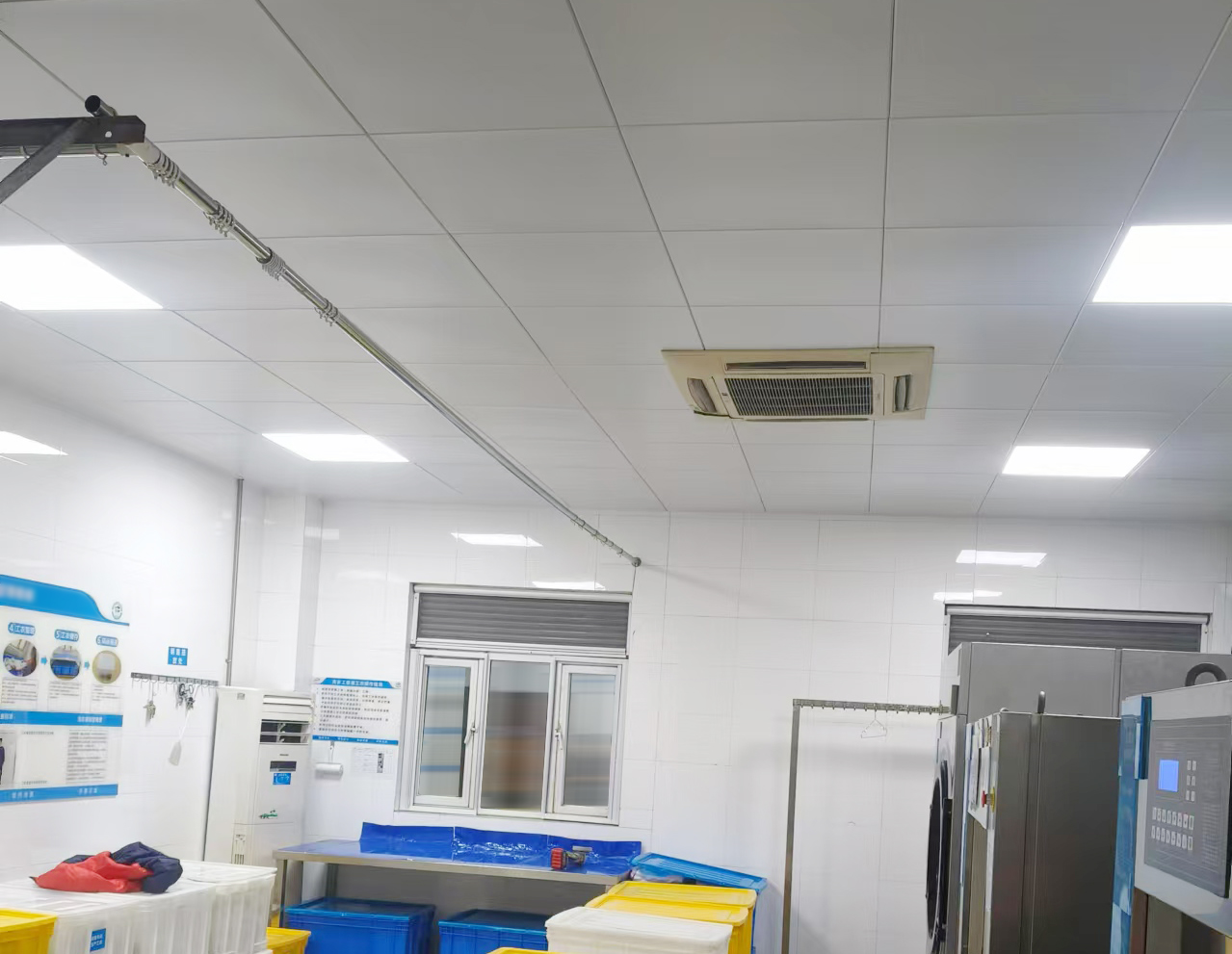 合肥伊利冷飲-車間廠房翻新改造工程(圖3) 洗衣房吊頂安裝1.jpg